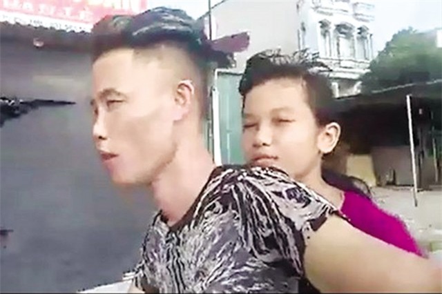 Ảnh Hiệp Gà chở con gái không đội mũ bảo hiểm (ảnh cắt từ clip).