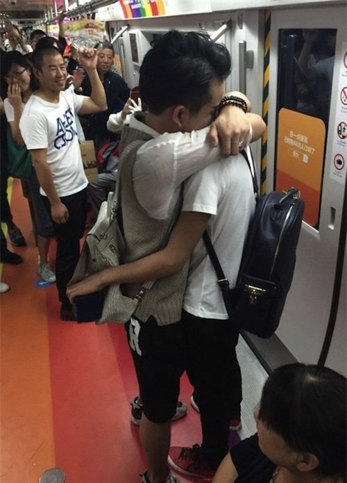 xon xao man cau hon tren tau dien ngam cua cap doi dong tinh nam hinh anh 2