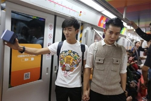 xon xao man cau hon tren tau dien ngam cua cap doi dong tinh nam hinh anh 3