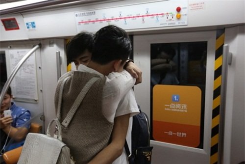 xon xao man cau hon tren tau dien ngam cua cap doi dong tinh nam hinh anh 7