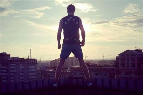 Nam sinh chết thảm vì ‘tự sướng’ trên mái nhà 9 tầng - ảnh 2