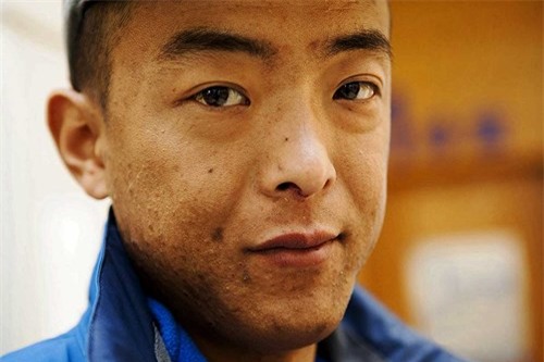 cam dong chang trai hien giac mac cho cha khiem thi hinh anh 1