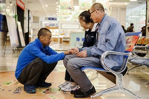 cam dong chang trai hien giac mac cho cha khiem thi hinh anh 2