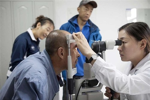 cam dong chang trai hien giac mac cho cha khiem thi hinh anh 3