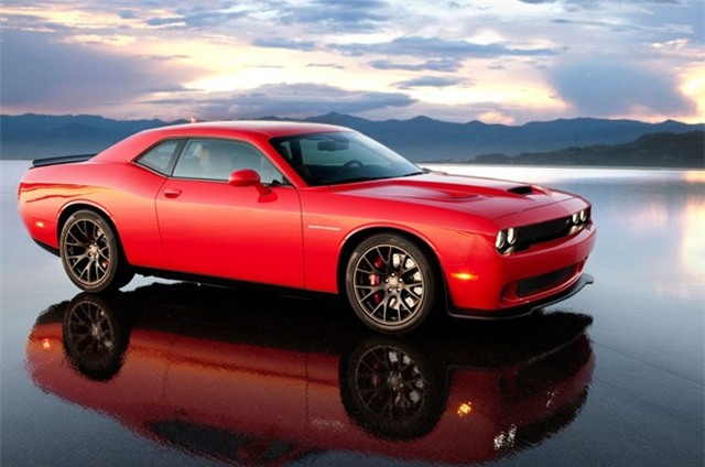 9. Dodge Challenger SRT Hellcat  Với tầm giá 60.000 USD (tại Mỹ), bạn đã có thể sở hữu một chiếc xe cơ bắp đích thực. Dodge Challenger SRT Hellcat có khả năng tăng tốc từ 0-100 km/h trong 3 giây. Sức mạnh động cơ lên tới 707 mã lực nhờ hệ thống tăng áp và dung tích máy 6.2 lít.