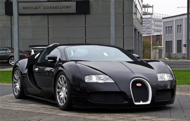 7. Bugatti Veyron  Chiếc xe nhanh nhất thế giới cùng mức giá 1,4 triệu USD là mẫu xe đầy nam tính và có sức hút với mọi phụ nữ. Động cơ 1.001 mã lực đủ gây náo động mỗi khu phố nó đi qua. Ngoại hình tròn trịa như những bó cơ cuồn cuộn của lực sĩ.