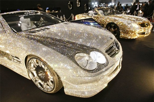 5. Blinged Out Mercedes  Chiếc Mercedes SL trị giá 83.000 USD được đính hàng vạn viên pha lê Swarovski. Ánh sáng phản chiếu của nó đủ gây chú ý với bất kỳ ai. Chủ sở hữu chiếc xe này là một nam sinh viên người Nga hiện sống ở London.