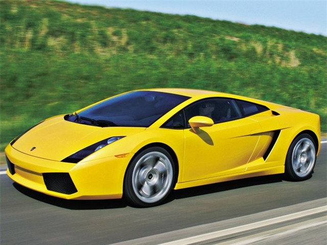 4. Lamborghini Gallardo  Lamborghini Gallardo là mẫu xe nam tính nhất của đại gia đình “siêu bò” Italy. Đường nét trên xe mạch lạc, vuông vắn nhưng không kém phần gợi cảm. Chiếc xe trị giá trên 200.000 USD được trang bị động cơ 10 xi-lanh không tăng áp. 100% phụ nữ sẽ cảm thấy tự hào khi bạn trai của họ ngồi trong chiếc xe này.