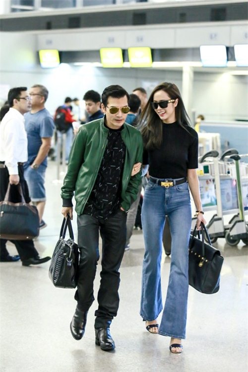Vũ Ngọc Anh và Trần Bảo Sơn tình tứ tại sân bay - 10