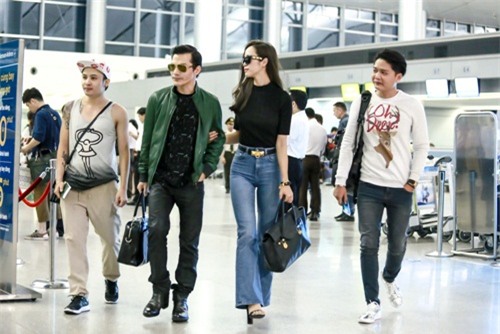 Vũ Ngọc Anh và Trần Bảo Sơn tình tứ tại sân bay - 11