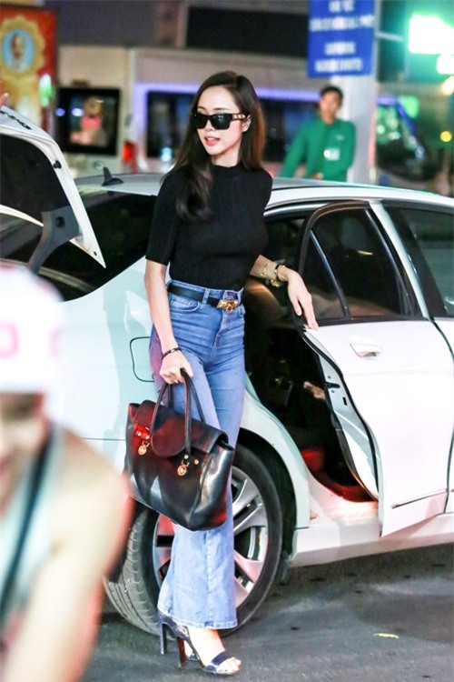 Vũ Ngọc Anh và Trần Bảo Sơn tình tứ tại sân bay - 2