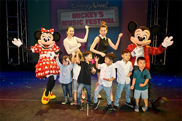 Hồ Ngọc Hà Cường Đô la đưa subeo đi xem nhạc kịch 5