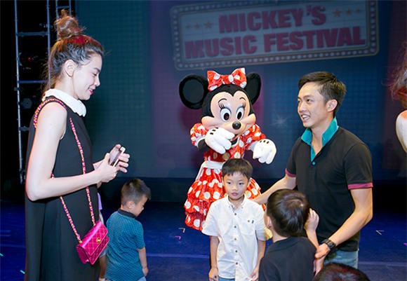 Hồ Ngọc Hà Cường Đô la đưa subeo đi xem nhạc kịch 1