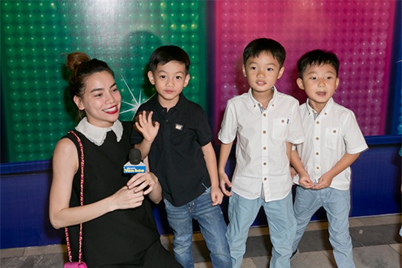 Hồ Ngọc Hà Cường Đô la đưa subeo đi xem nhạc kịch 3