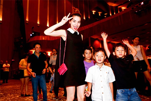 Hồ Ngọc Hà Cường Đô la đưa subeo đi xem nhạc kịch 6