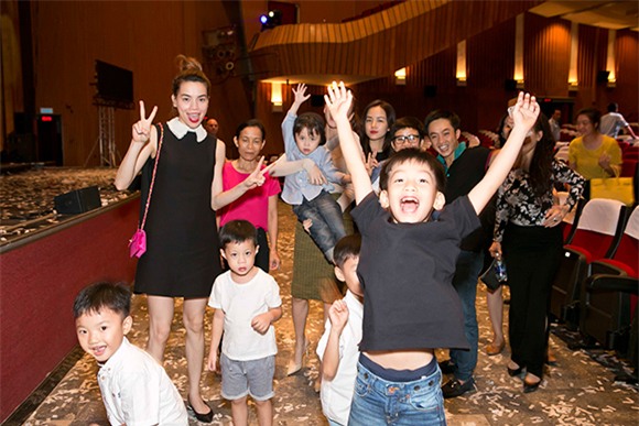 Hồ Ngọc Hà Cường Đô la đưa subeo đi xem nhạc kịch 7