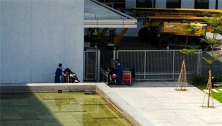 Quá trình chuyển hành lý nối chuyến quốc tế đi nội địa công nhân hoàn toàn có thể lấy đồ và vứt ra vườn hoa bên cạnh cũng không ai biết.