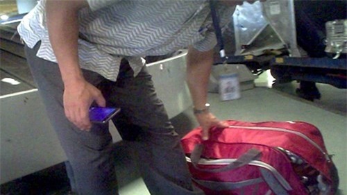 Quá trình bốc xếp hành lý cho khách thường xuyên gặp phải những túi đồ hay thùng hàng bị rách, thủng rớt đồ ra ngoài. Ảnh cắt từ clip.