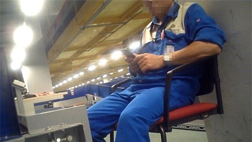 Dù công nhân bốc vác hành lý bị cấm dùng điện thoại, nhưng nhiều công nhân vẫn vô tư dùng khi làm việc. Ảnh cắt từ clip.