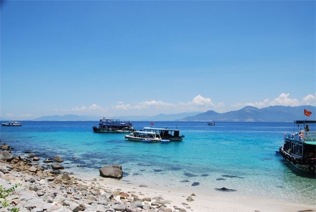 5. Hòn Mun là khu bảo tồn biển đầu tiên và duy nhất của Việt Nam. Nơi này hấp dẫn du khách với cát trắng, biển xanh, những tổ yến cheo leo trên vách đá, những rặng san hô tuyệt đẹp, hệ thống sinh vật biển phong phú. vietnamdiscoveries