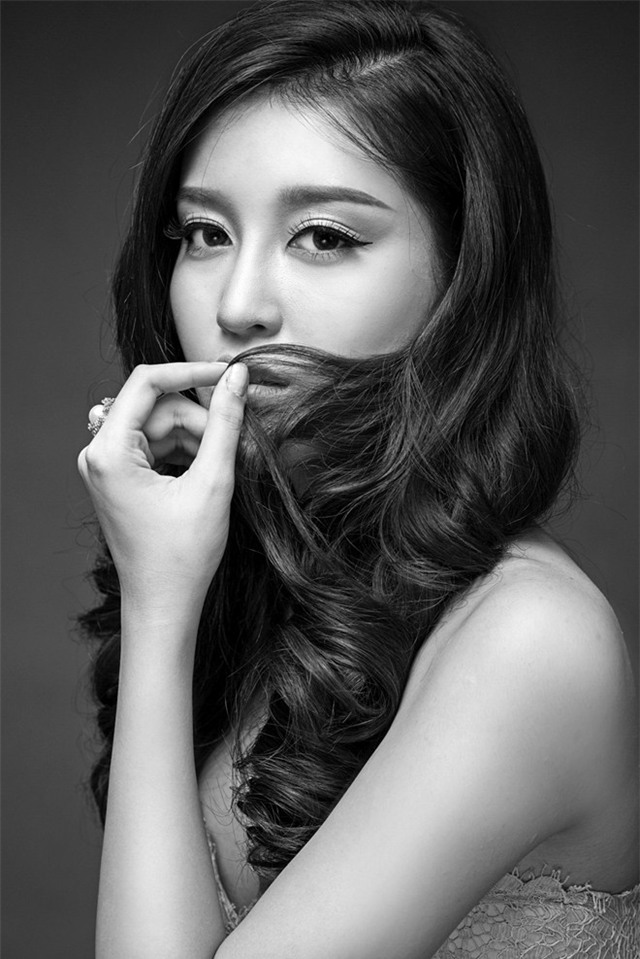 Huyền My khoe dáng gợi cảm với đầm cúp ngực