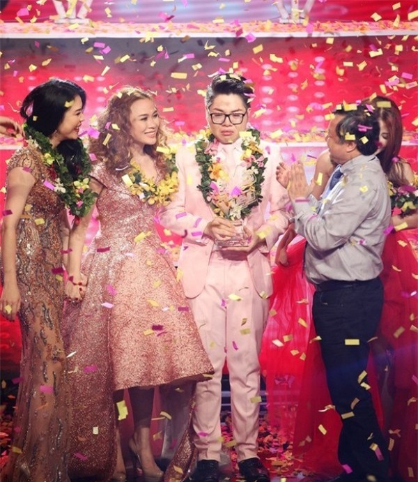 Mỹ Tâm - Thu Phương nắm tay trong đêm Gala