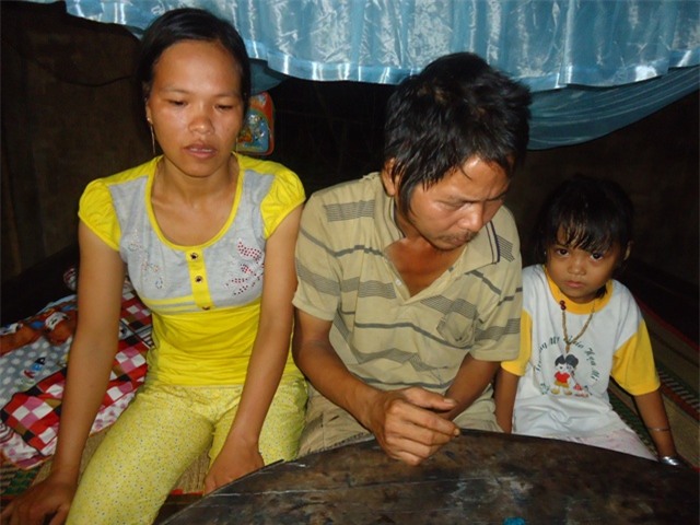 Bé Lê Mộng Thùy Dương và cha (Lê Quý Thích), mẹ (Dương Thị Vốn)