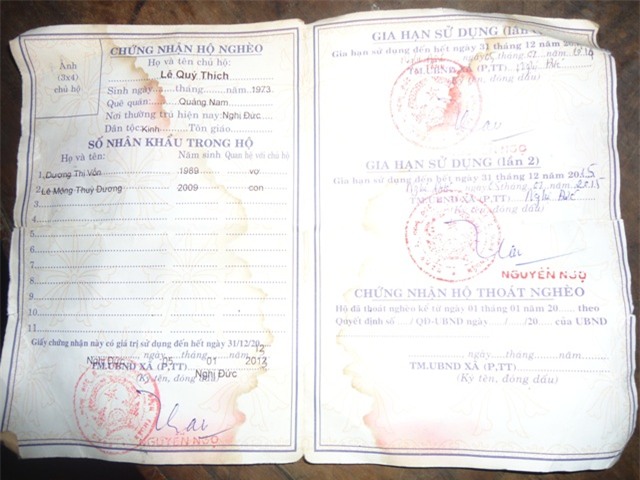 Tấm giấy chứng nhận sổ hộ nghèo cùng nhiều giấy tờ khác bị ướt nhàu sau 1 trận mưa lớn, nhà dột, nước làm ướt sủng tủ quần áo