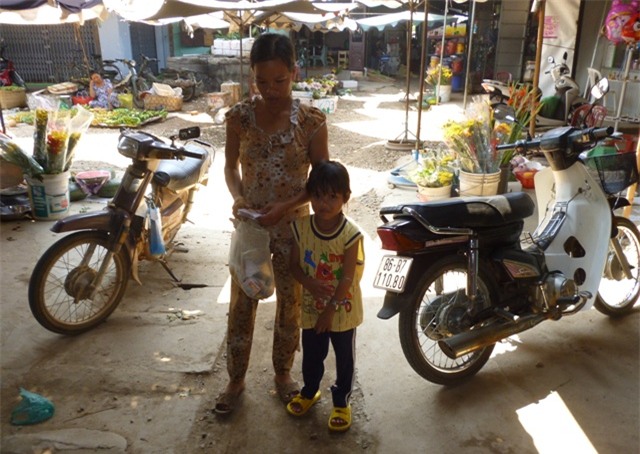 Hàng ngày, Thùy Dương theo mẹ đi khắp xã để bán vé số, rửa chén bát thuê