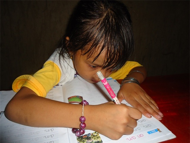 Niềm vui của chị Vốn là khoe con mình biết viết chữ