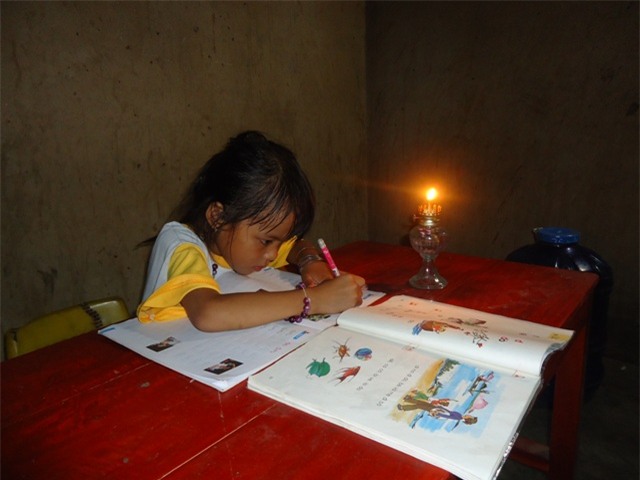 Ban ngày theo mẹ đi làm, Thùy Dương chỉ có thể học ban đêm. Cả nhà ở nhờ trong chòi rẫy bên suối, không có cả ánh đèn điện