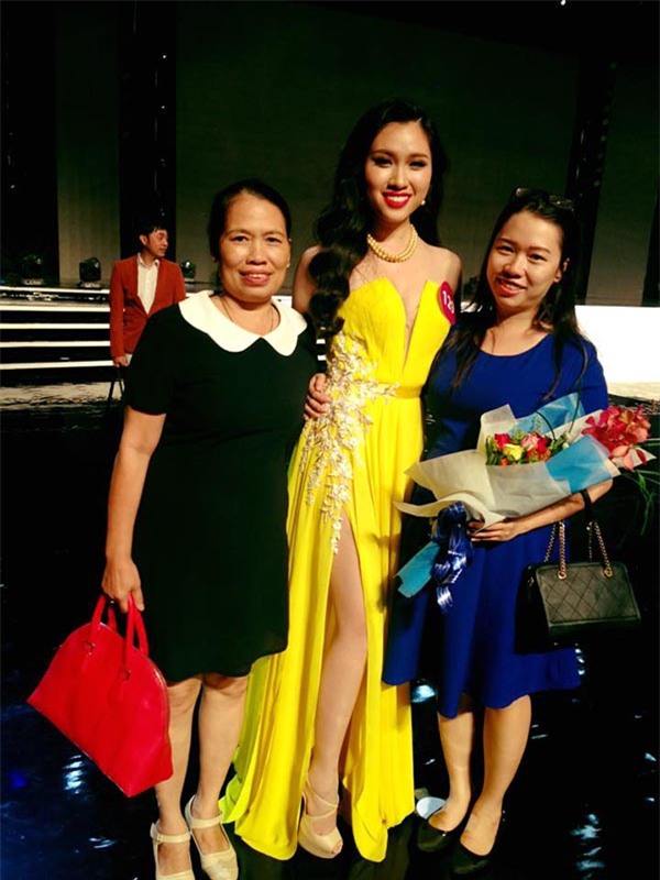 Gia đình tới ủng hộ Thanh Huyền trong đêm bán kết.