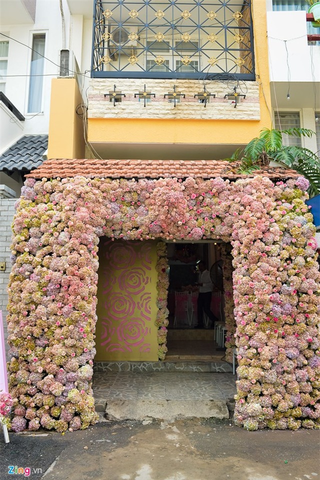 Lương Thế Thành hôn tay Thúy Diễm trong lễ đính hôn