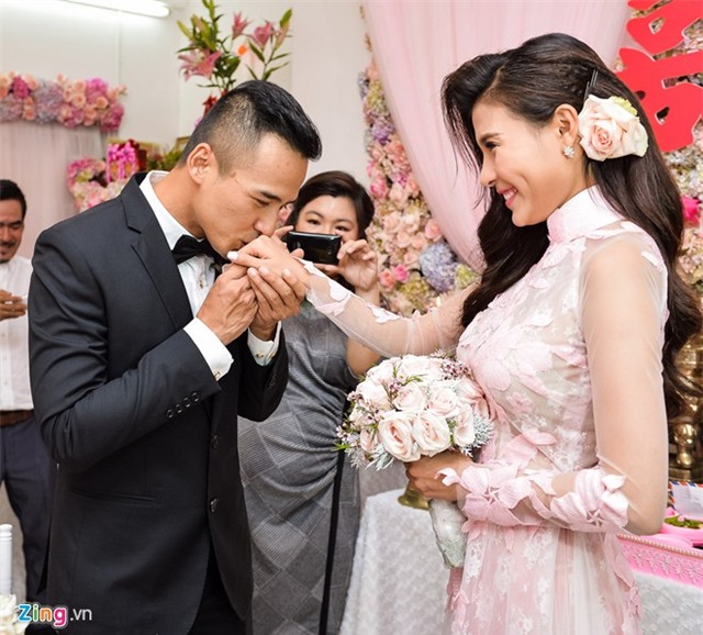 Lương Thế Thành hôn tay Thúy Diễm trong lễ đính hôn