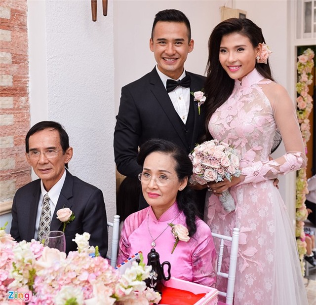 Lương Thế Thành hôn tay Thúy Diễm trong lễ đính hôn