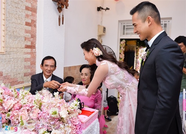 Lương Thế Thành hôn tay Thúy Diễm trong lễ đính hôn
