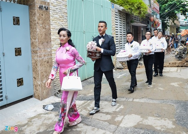 Lương Thế Thành hôn tay Thúy Diễm trong lễ đính hôn