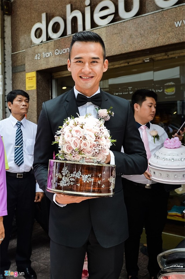 Lương Thế Thành hôn tay Thúy Diễm trong lễ đính hôn