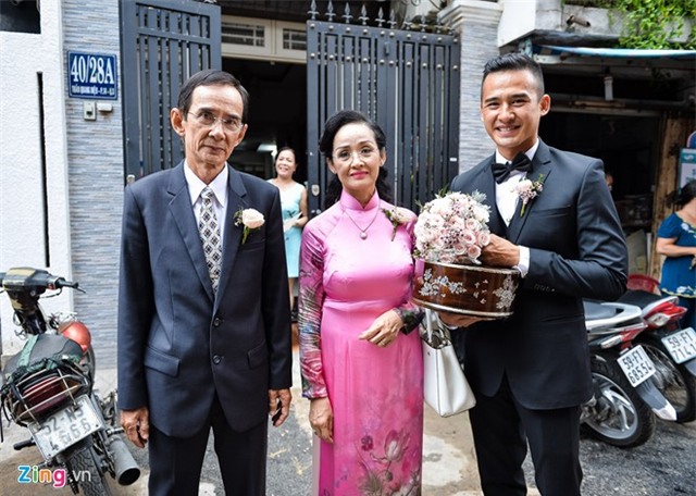 Lương Thế Thành hôn tay Thúy Diễm trong lễ đính hôn