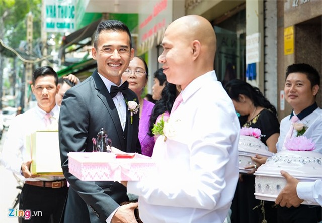 Lương Thế Thành hôn tay Thúy Diễm trong lễ đính hôn