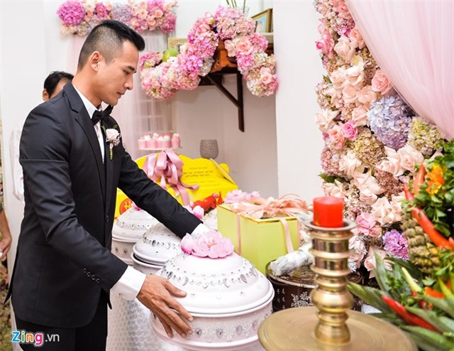 Lương Thế Thành hôn tay Thúy Diễm trong lễ đính hôn