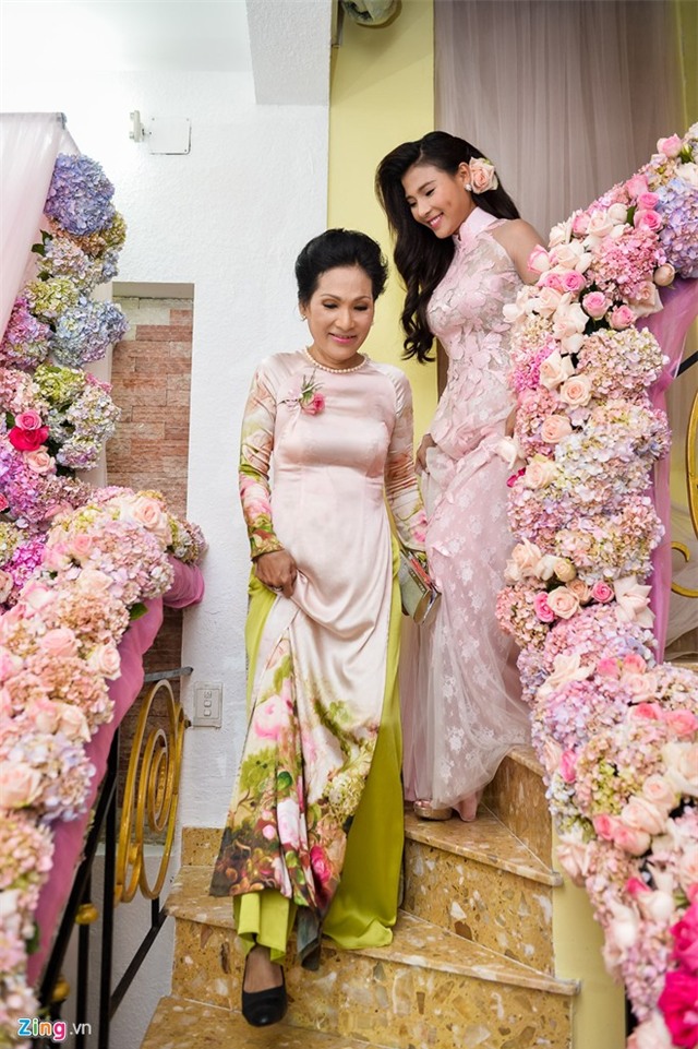 Lương Thế Thành hôn tay Thúy Diễm trong lễ đính hôn