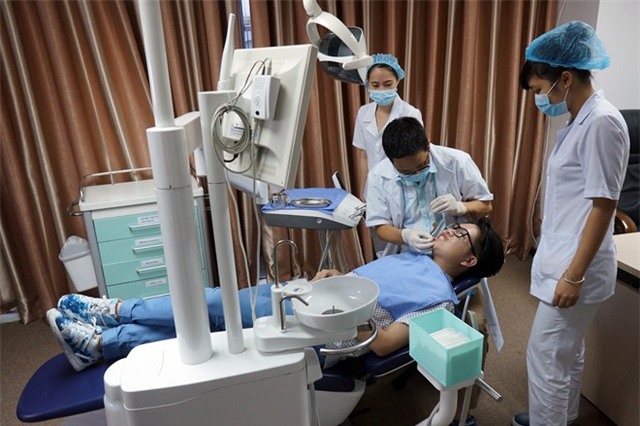 Đức Phúc ngượng ngùng mời Mỹ Tâm ăn trưa