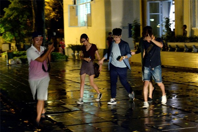 Đức Phúc ngượng ngùng mời Mỹ Tâm ăn trưa