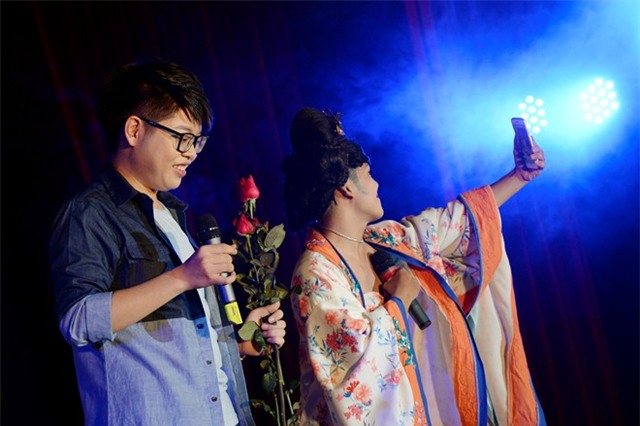 Đức Phúc ngượng ngùng mời Mỹ Tâm ăn trưa