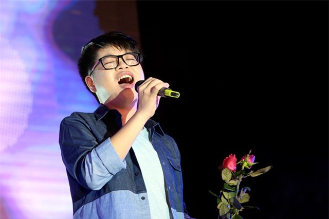 Đức Phúc ngượng ngùng mời Mỹ Tâm ăn trưa