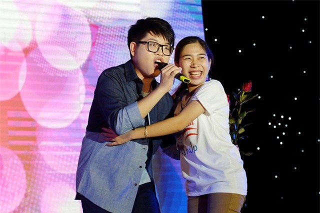 Đức Phúc ngượng ngùng mời Mỹ Tâm ăn trưa