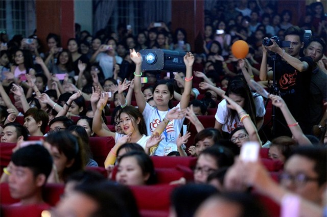 Đức Phúc ngượng ngùng mời Mỹ Tâm ăn trưa