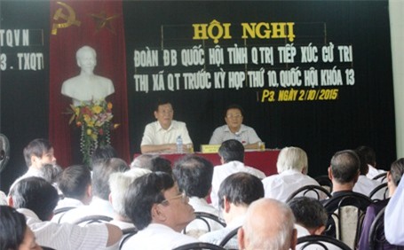  Bộ trưởng Phạm Vũ Luận cùng các đại biểu tiếp xúc với cử tri tỉnh Quảng Trị. 