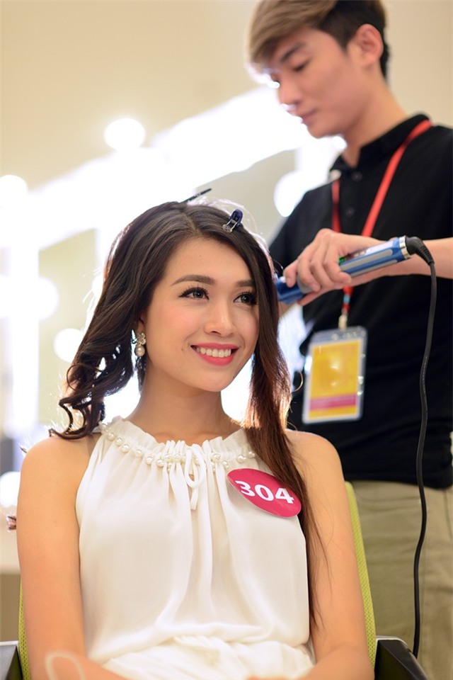 Người đẹp Hoa hậu HVVN lộng lẫy trong buổi tổng duyệt